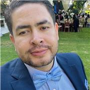 Profesional titulado, nativo de la lengua castellana y escritor creativo y científico con gran gusto de enseñar letras.